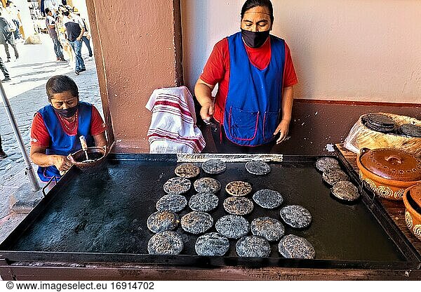 . Kochen von leckeren blauen Mais-Gorditas  Bernal  Queretaro  Mexiko.