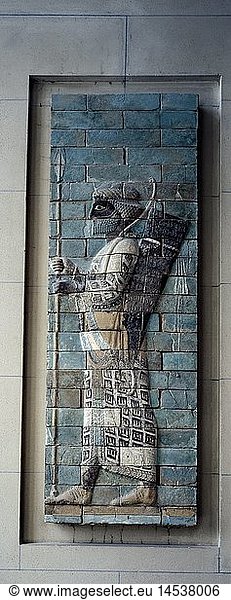 Ãœ Kunst  Epochen  Antike  Persien  AchÃ¤meniden  Relief  BogenschÃ¼tze mit Speer  5. Jahrhundert v.Chr.  Ziegel mit Schmelzfarben - Ãœberzug  Susa  Louvre  Paris