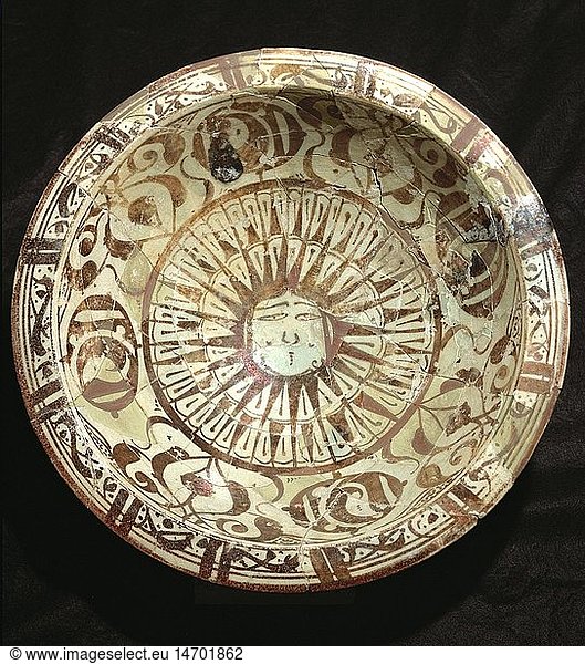 Ãœ Kunst  Islamische Kunst  Kunsthandwerk  Schale  Sonne  Raqqa  Syrien  erste HÃ¤lfte 13. Jahrhundert  Keramik  bemalt  Nationalmuseum  Aleppo