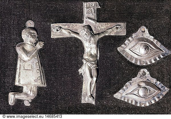 Ãœ Kunst  Sakralkunst  Jesus Christus  Kreuzigung  vier Votive  Ende 18. Jahrhundert  Silberblech  Samt  Bayerisches Nationalmuseum  MÃ¼nchen