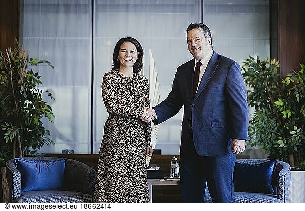 (L-R) Annalena Bärbock (Bündnis 90 Die Grünen)  Bundesaussenministerin  und William David Gressly  Humanitärer Koordinator der Vereinten Nationen für den Jemen  aufgenommen im Rahmen eines gemeinsamen Treffens in Djidda  16.05.2023. Bärbock reist bei ihrer dreitaegigen Reise nach Saudi-Arabien und nach Katar.  Djidda  Saudi-Arabien  Asien