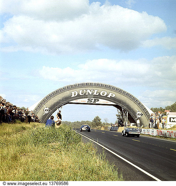 1965 Le Mans Cobra Daytona  Rover-BRM  Dunlop-Brücke.