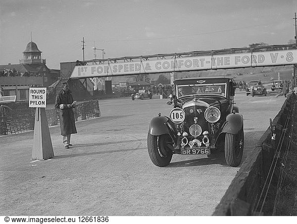 6 5-Liter-Bentley-Limousine bei der JCC Rallye  Brooklands  Surrey  1939. Künstler: Bill Brunell.