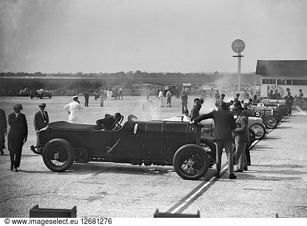 21 5-Liter-Benz von GK Clowes bei einem Renntreffen des Surbiton Motor Club  Brooklands  Surrey  1928. Künstler: Bill Brunell.