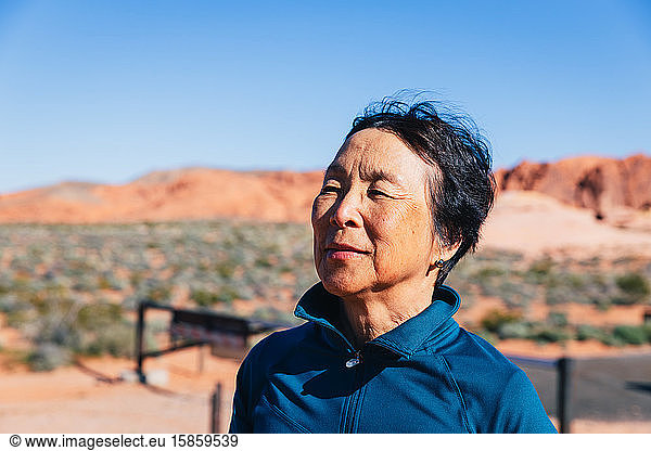 Ältere asiatische Frau in der Wüste
