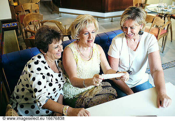 ältere Damen  die sich gerne entspannen und ihren Freundinnen geheime Dinge zeigen