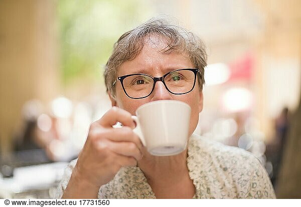ältere Frau  Best Ager  Portrait  Brille  trinkt Kaffee  Aix-en-Provence  Bouches-du-Rhône  Provence-Alpes-Côte d'Azur  Frankreich  Europa