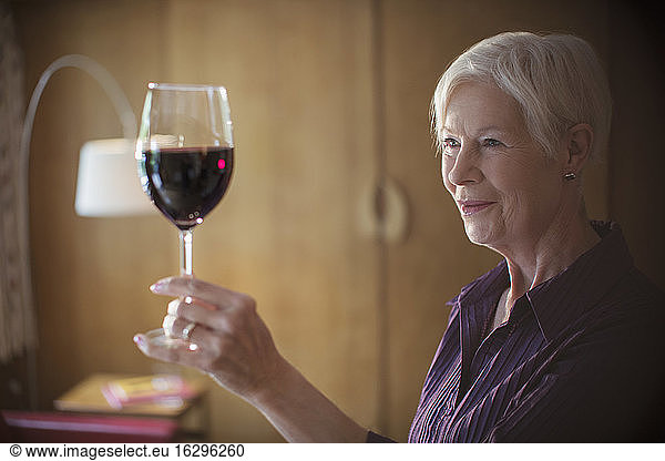Ältere Frau genießt Rotwein