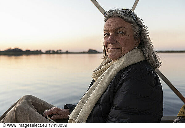 Ältere Frau im Okavango-Delta  Botswana  bei Sonnenuntergang  Botswana.