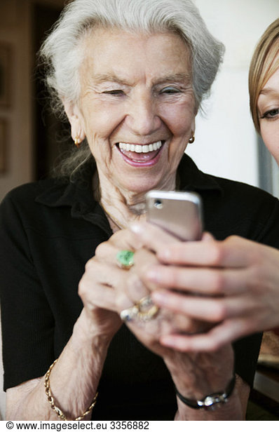 Ältere Frau mit Handy
