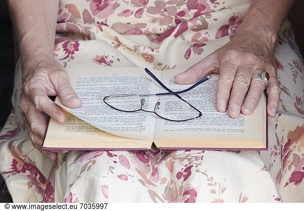 ältere Frau Reading Buch