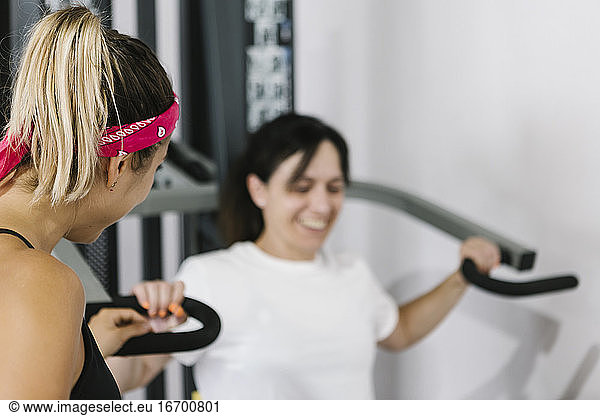 Ältere Frau trainiert mit ihrem Personal Trainer im Fitnessstudio