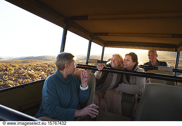 Ältere Freunde fahren im Safari-Geländewagen