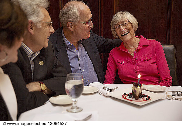 Ältere Freunde im Restaurant