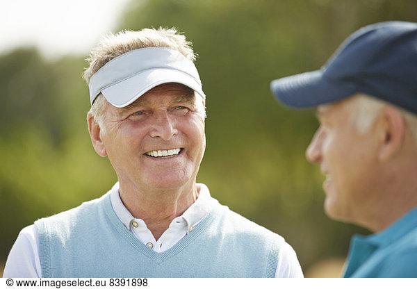 Ältere Golfer im Gespräch