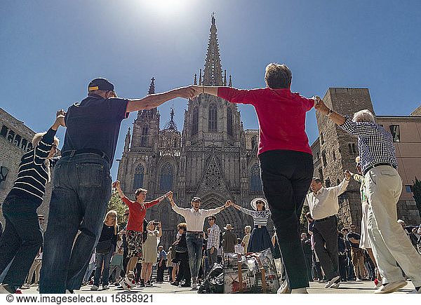 Ältere Menschen tanzen den typischen Sardanatanz der katalanischen Kultur.