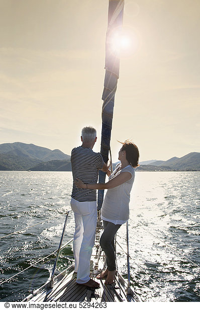 Ältere Paare segeln zusammen