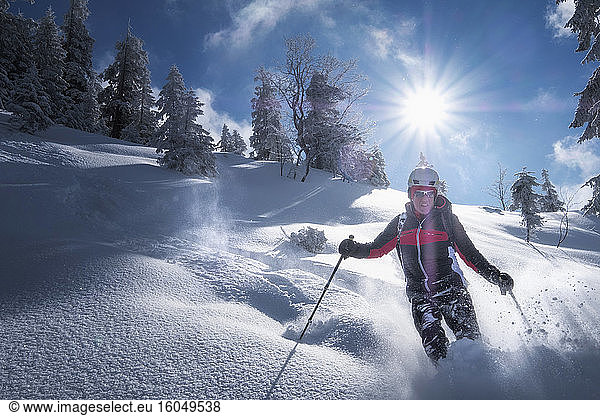 Älterer Mann bei einer Skitour  Inzell  Kienberg  Deutschland