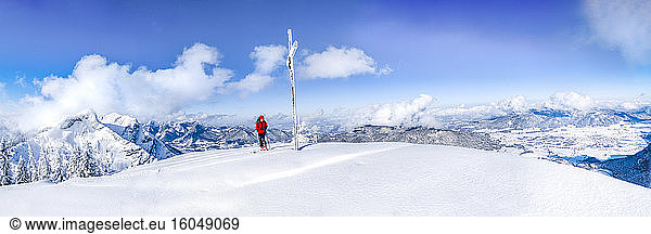 Älterer Mann bei Skitour am Gipfelkreuz  Inzell  Kienberg  Deutschland