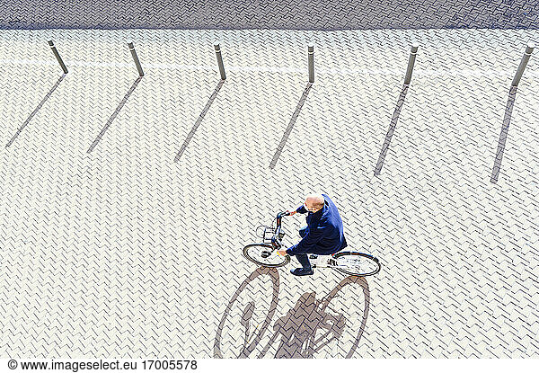 Älterer Mann beim Radfahren an einem sonnigen Tag während einer Pandemieerkrankung