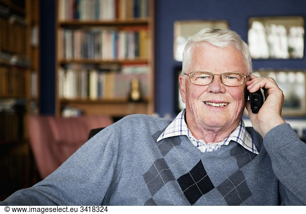Älterer Mann beim Telefonieren