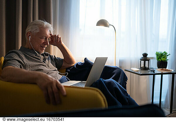 Älterer Mann  der online mit seiner Familie kommuniziert