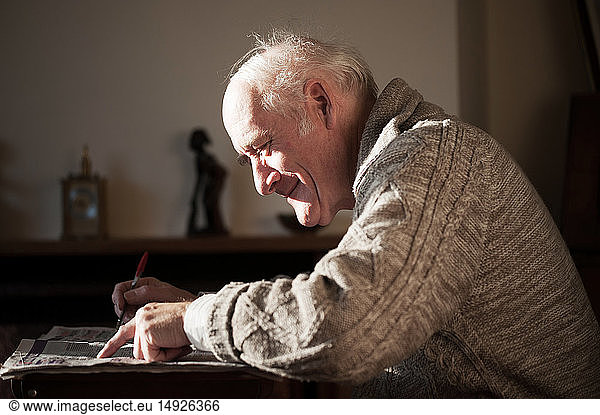 Älterer Mann liest Zeitung