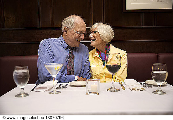 Älteres Ehepaar unterhält sich im Restaurant
