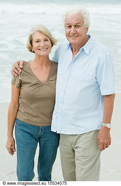 Älteres erwachsenes Paar am Strand