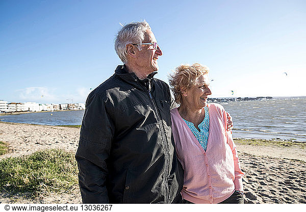 Älteres erwachsenes Paar genießt Strand