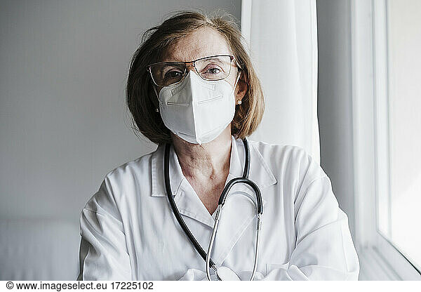 Älteres medizinisches Fachpersonal mit Gesichtsschutzmaske im Krankenhaus