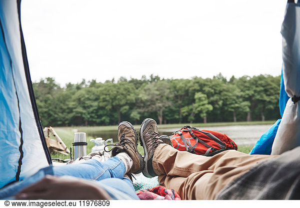 Älteres Paar entspannt sich im Zelt  mit Blick auf die Aussicht  niedriger Schnitt