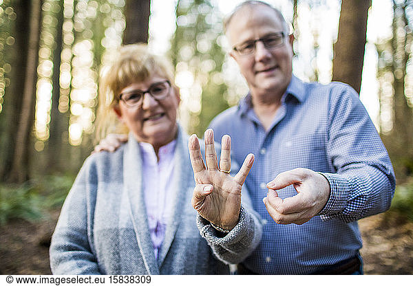 älteres Paar hält 40 mit den Fingern während des 40-jährigen Jubiläums