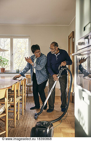 Älteres Paar hat Spaß beim Hausputz