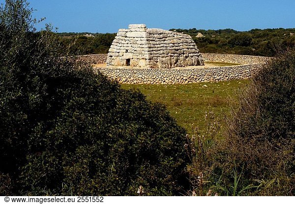 ´Naveta des Tudons´  prähistorisches Monument aus der talayotischen Kultur  Ciutadella. Menorca  Balearen Inseln  Spanien