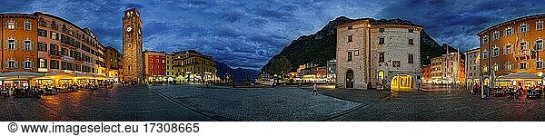 360° Panorama von der Piazza Novembre mit Torre Apponale am Abend  Riva del Garda  Gardasee Nord  Trento  Trentino-Alto Adige  Italien  Europa