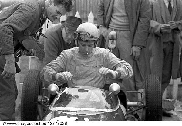 'Peter Arundell  team Lotus´s King of Formula Junior  finished 2nd in the Lotus 20  mechanic is Ray Parsons. XIII Chichester Cup  Goodwood  England  Easter  3 April 1961. '