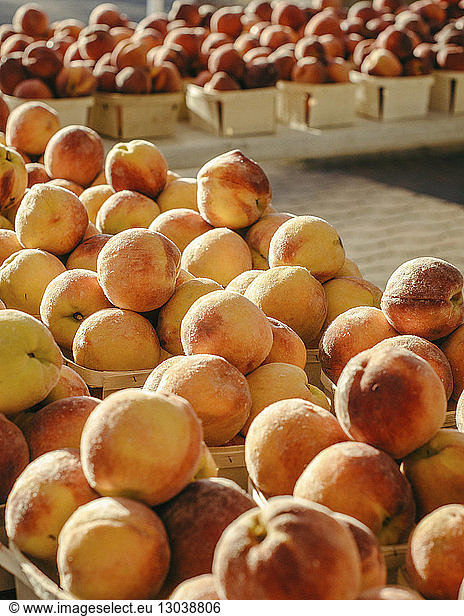 Äpfel in Kiste am Marktstand