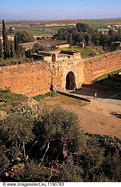 ´Puerta de Sevilla´  in den Mauern der Stadt  an Niebla. Rücken  die römische Brücke am Fluss Tinto. Huelva Provinz. Spanien.
