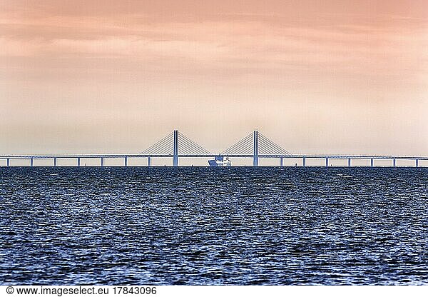 Öresundbrücke  Øresundsbroen zwischen Kopenhagen und Malmö  Abendhimmel  Textfreiraum  Schweden  Europa