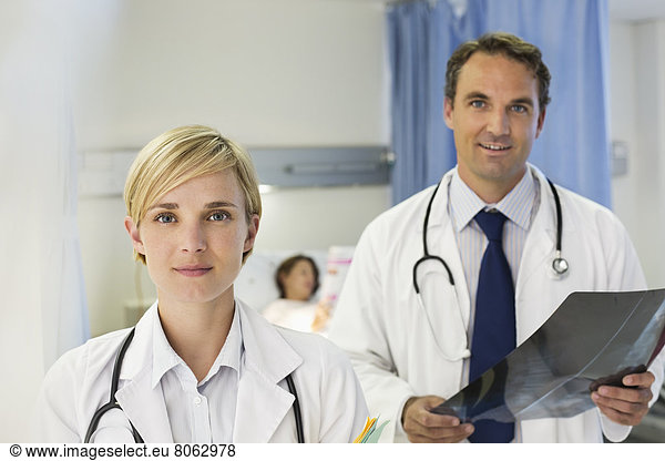 Ärzte stehen im Krankenhauszimmer