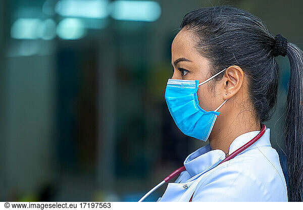 Ärztin trägt Schutzmaske zum Schutz gegen Covid-1