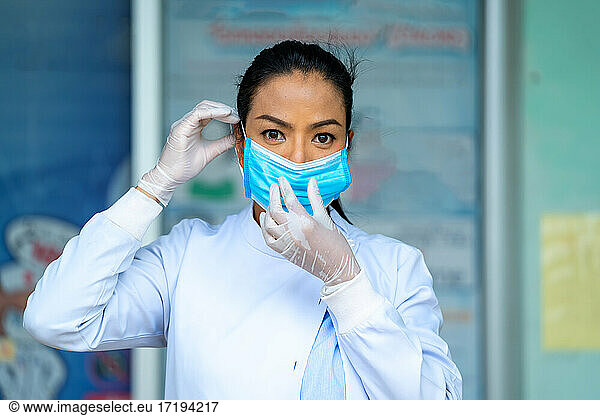 Ärztin trägt Schutzmaske zum Schutz vor Covid