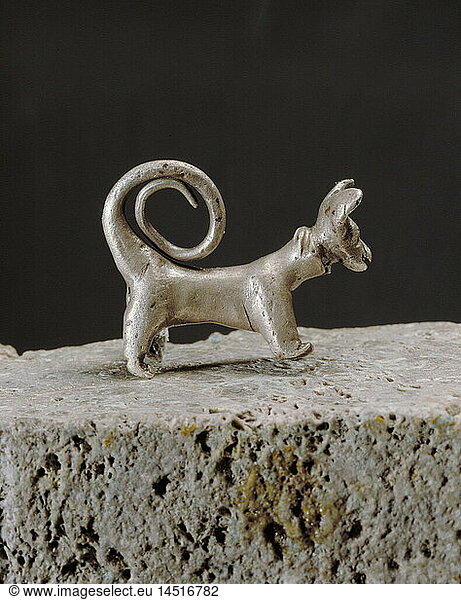 Ãœ SG. hist.  Aberglaube  Amulette  elamitisches Amulett in form eines Hund  Silber  4. Jahrtausend v. Chr.