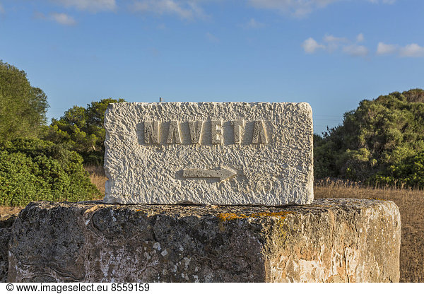 'Stein ''Naveta'' mit Richtungspfeil  Naveta des Tudons  Begrabungsstätte  Menorca  Spanien'