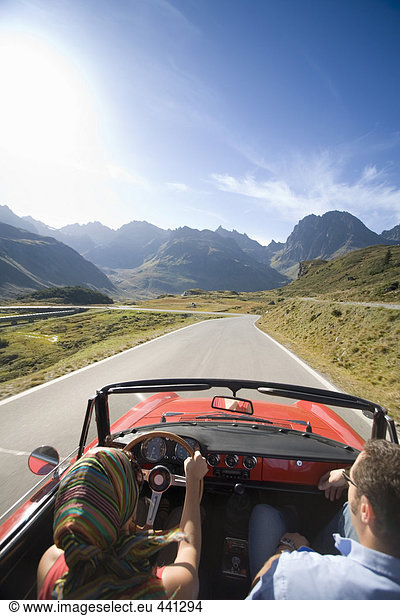 Österreich  Alpen  Paarfahren im Cabriolet  Rückansicht