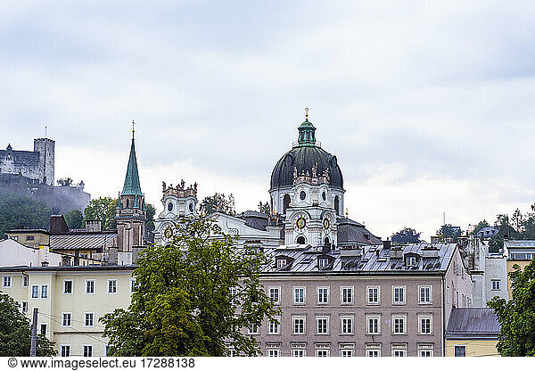 Österreich  Bundesland Salzburg  Salzburg  Historische Altstadt mit römisch-katholischer Kirche Heilige Dreifaltigkeit im Hintergrund