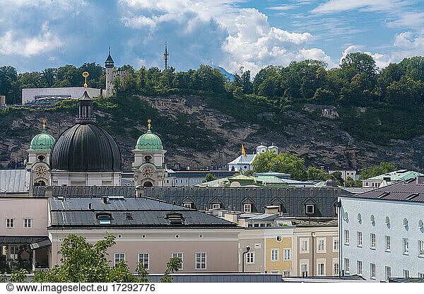 Österreich  Bundesland Salzburg  Salzburg  Wohngebäude vor der römisch-katholischen Kirche Heilige Dreifaltigkeit