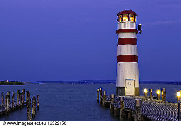 Österreich  Burgenland  Podersdorf am See  Blick auf den Leuchtturm am Neusiedlersee am Abend