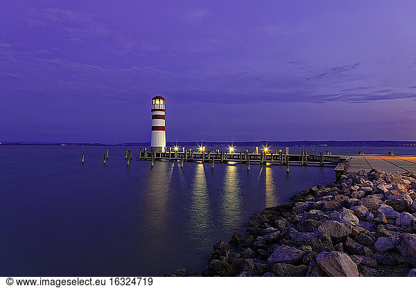 Österreich  Burgenland  Podersdorf am See  Blick auf den Leuchtturm am Neusiedlersee am Abend
